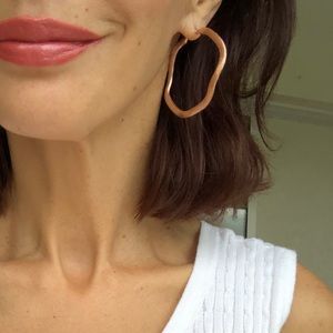 RIVKA FRIEDMAN satin wavy hoop earrings ROSE GOLD